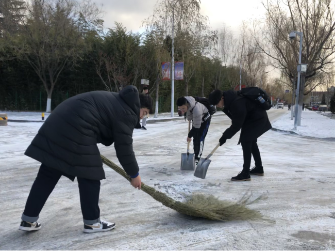 我院顺利开展校园道路扫雪铲冰活动